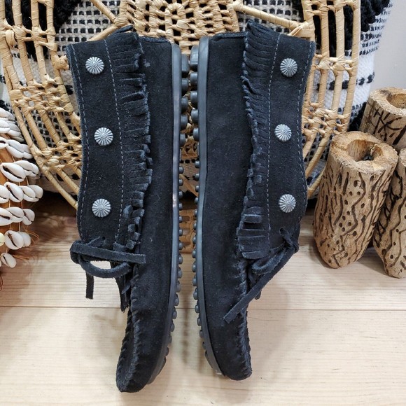 Minnetonka Moccasin Ankle Boots Stud Fringe Suede Black Lace Hard Sole Sz 8 Boho - Picture 5 of 13